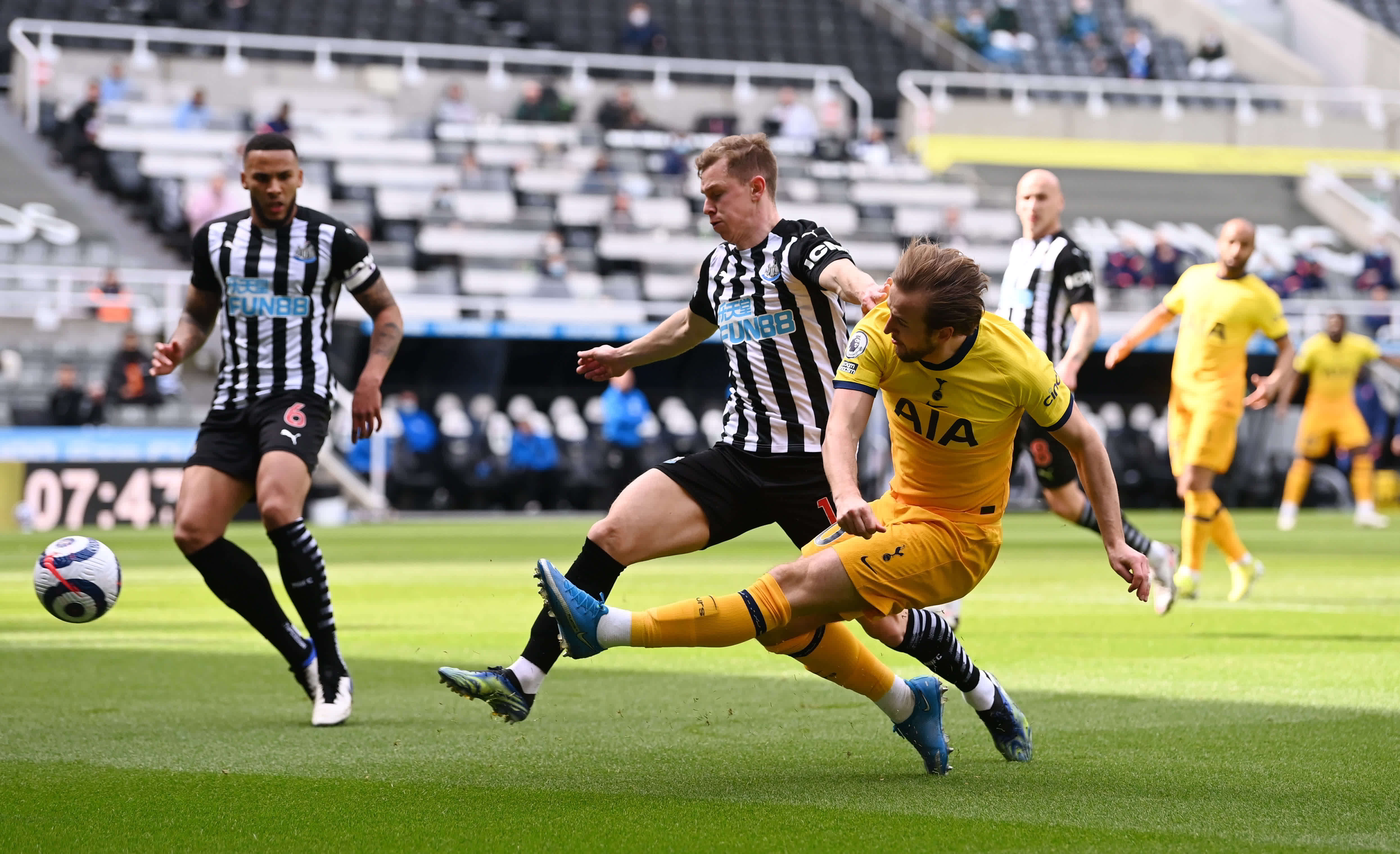 马加特：诺伊尔是球员，会偶尔犯错；是否再踢一年？他自己定（马加特：诺伊尔难免犯错，是否再战一年由他自己做主）